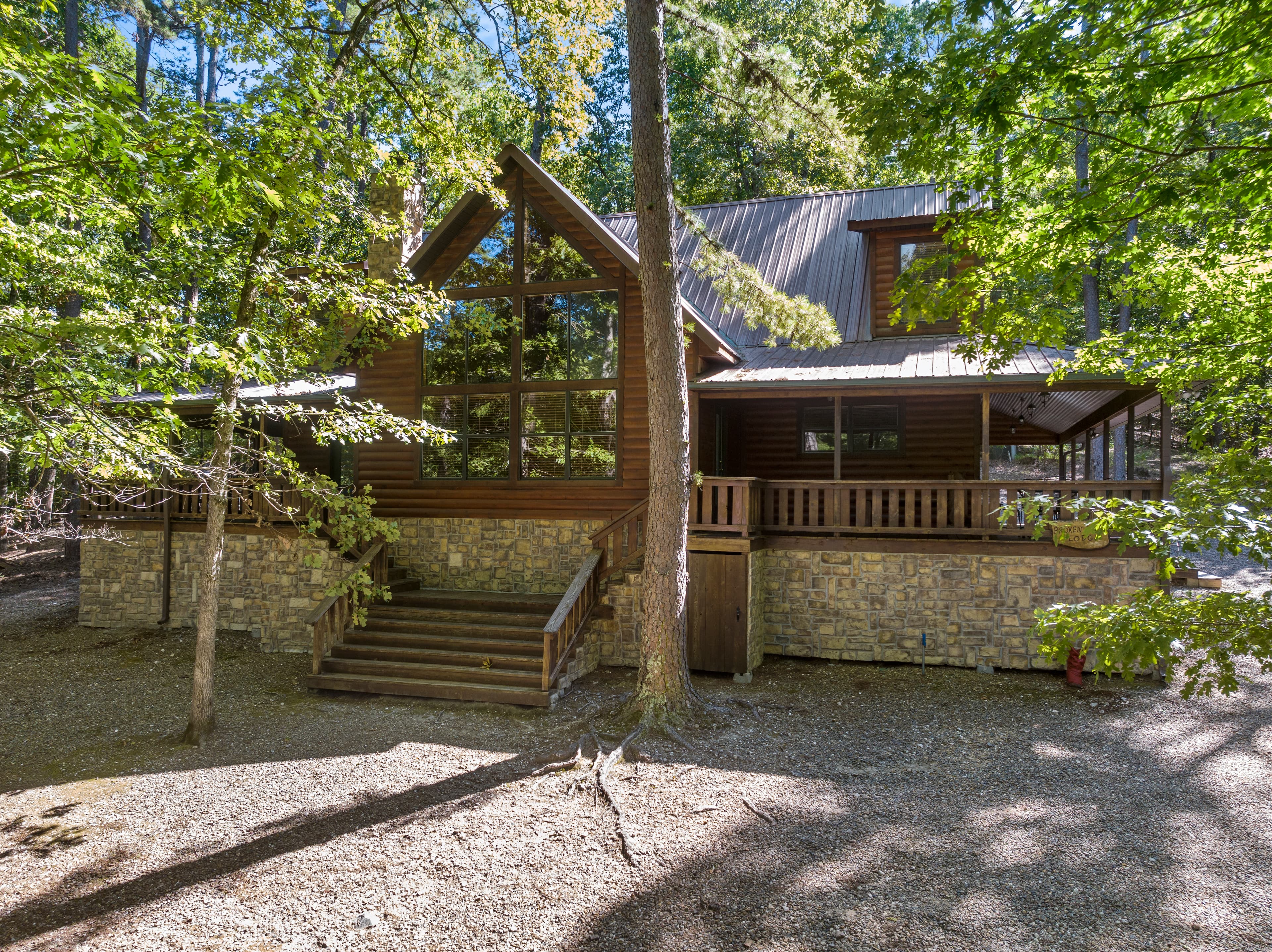 Broken Boot Lodge is a spacious four bedroom cabin with a loft.