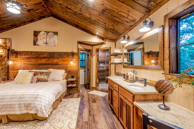 King bedroom, 2 sinks, desk with chair and makeup mirror