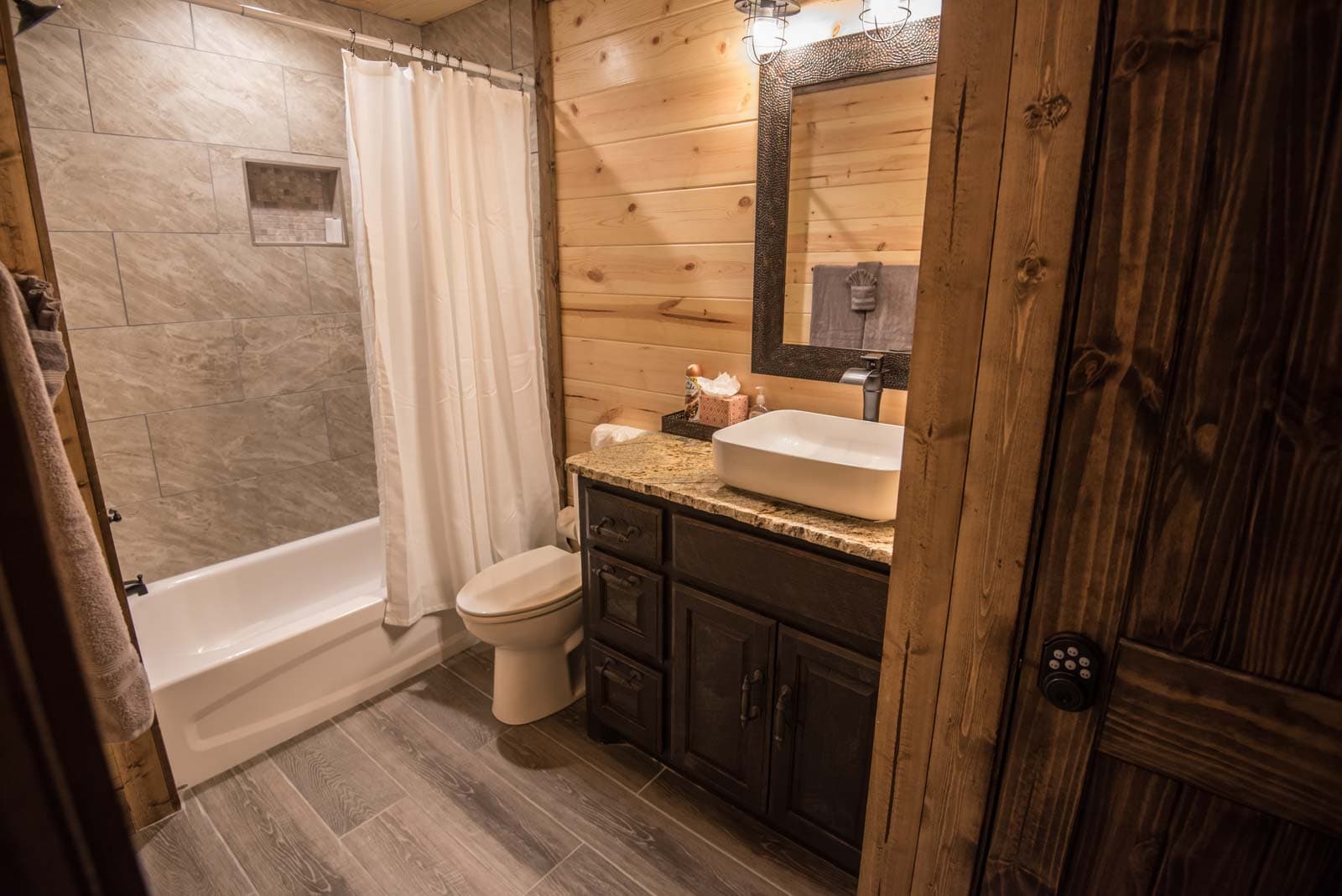 Bathroom with tub/shower combo, modern sink