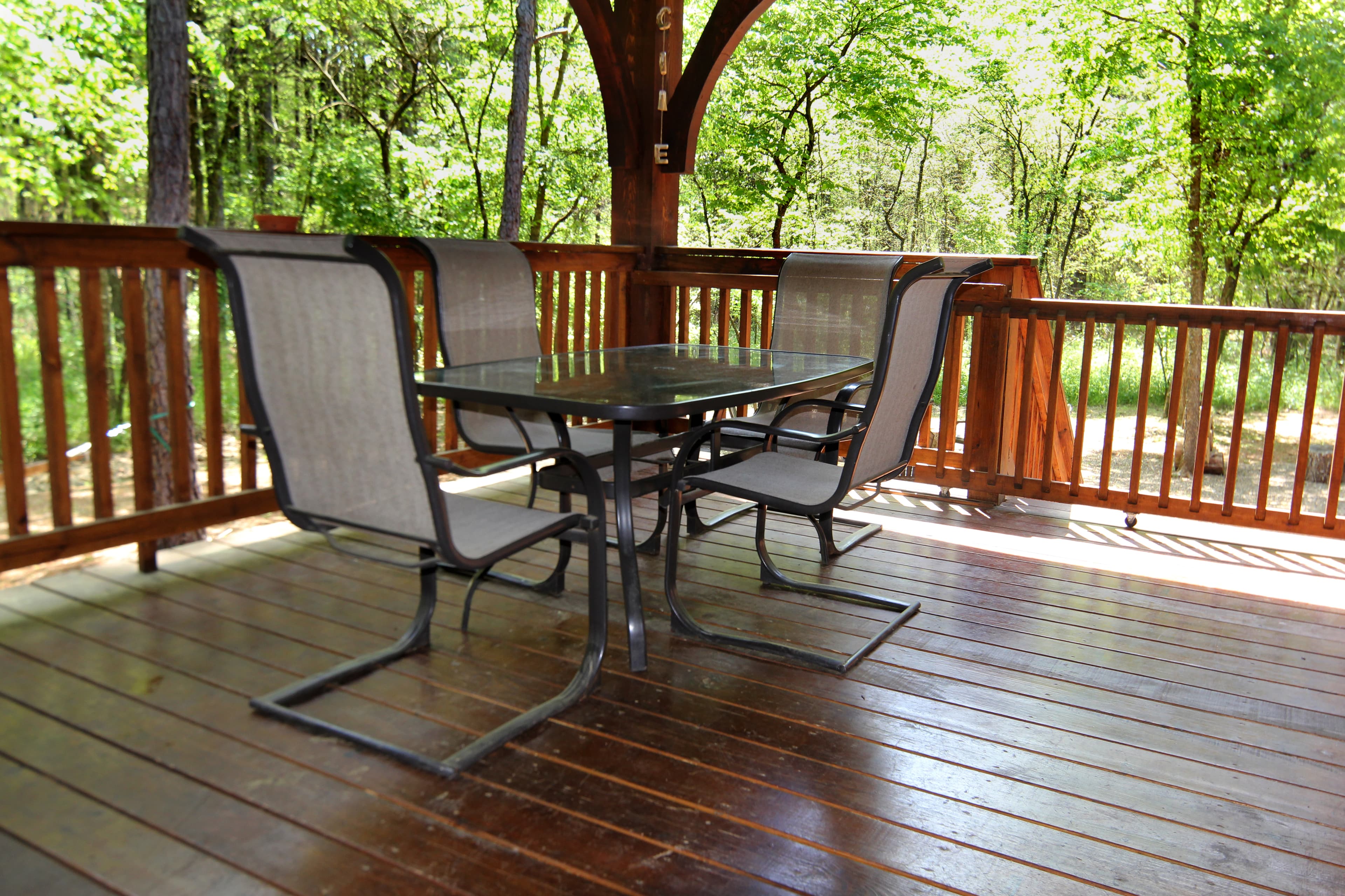 Patio dining table, 4 chairs