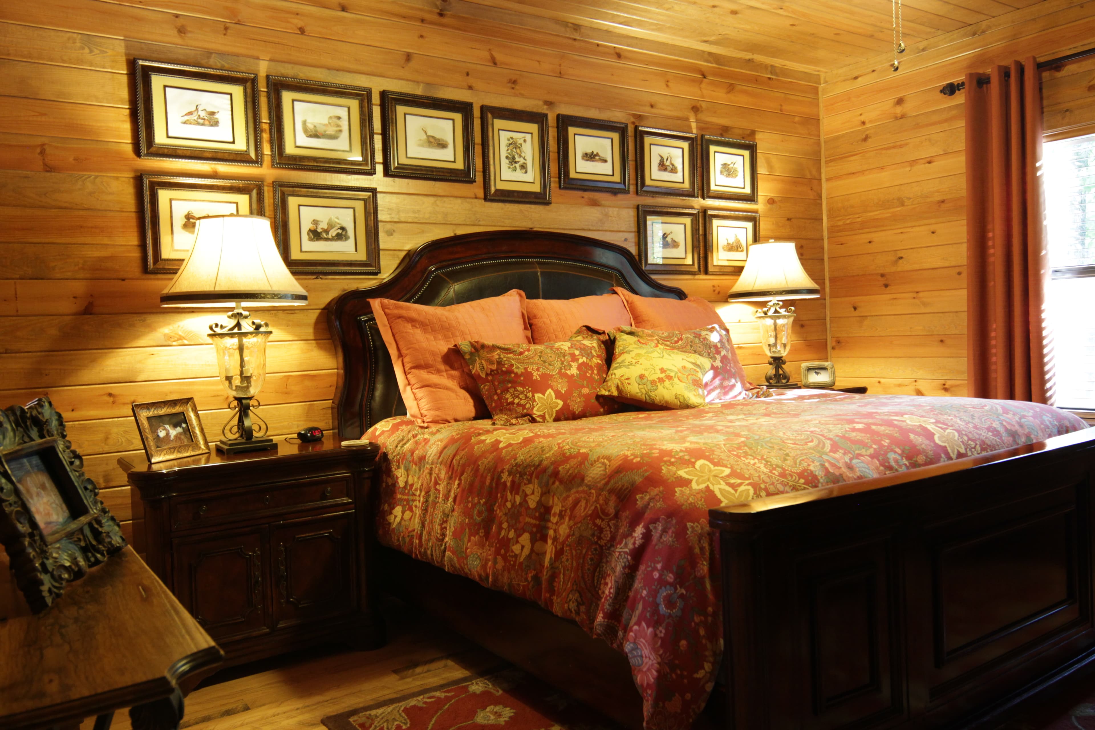 King bedroom, side tables, lamps