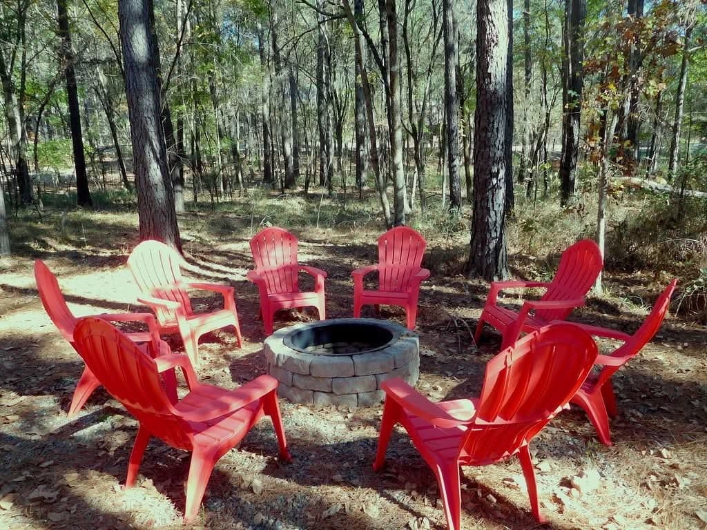 fire pit with plastic chairs