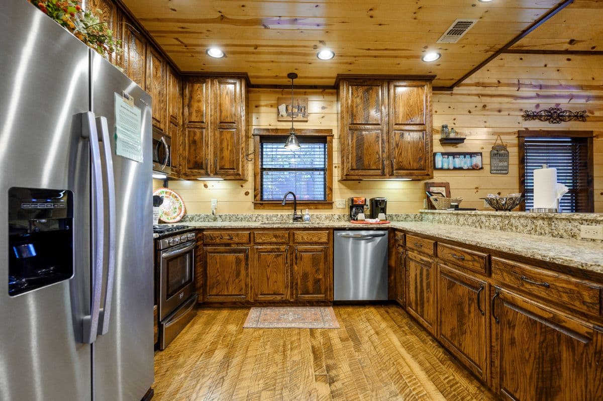 Full kitchen, granite counters