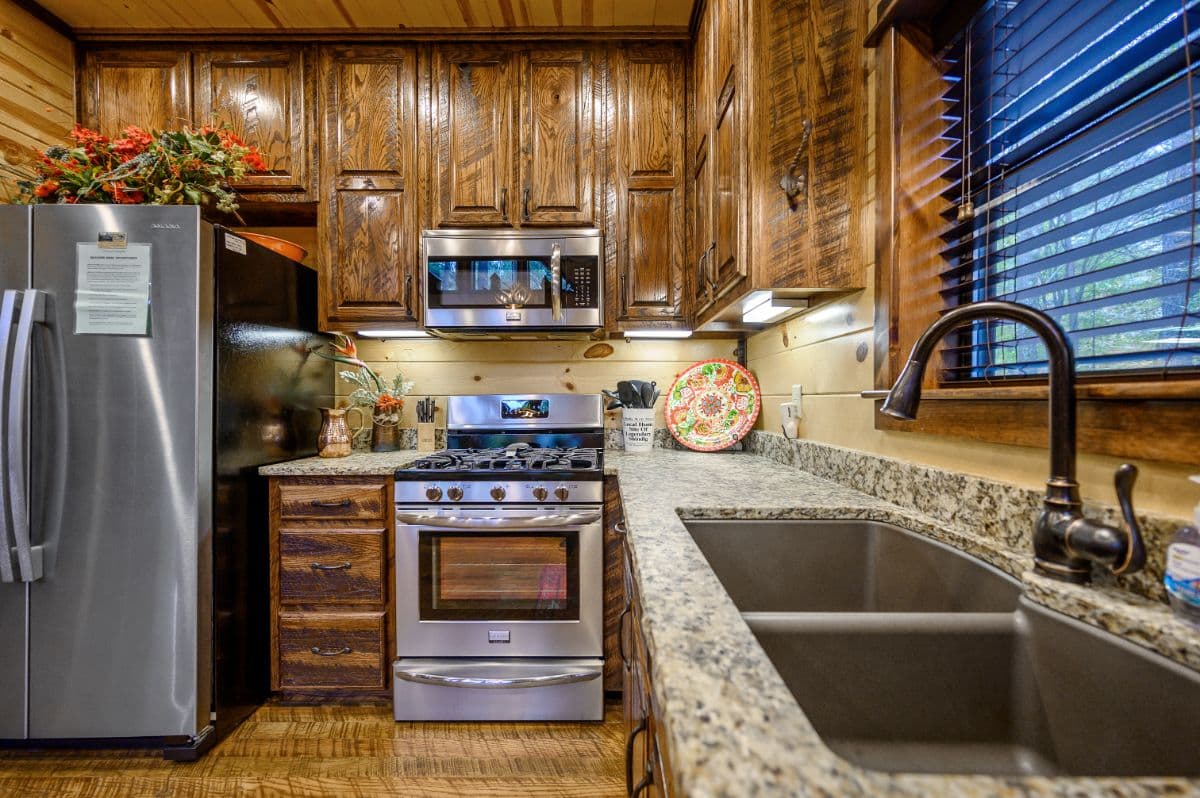 Full kitchen, granite counters