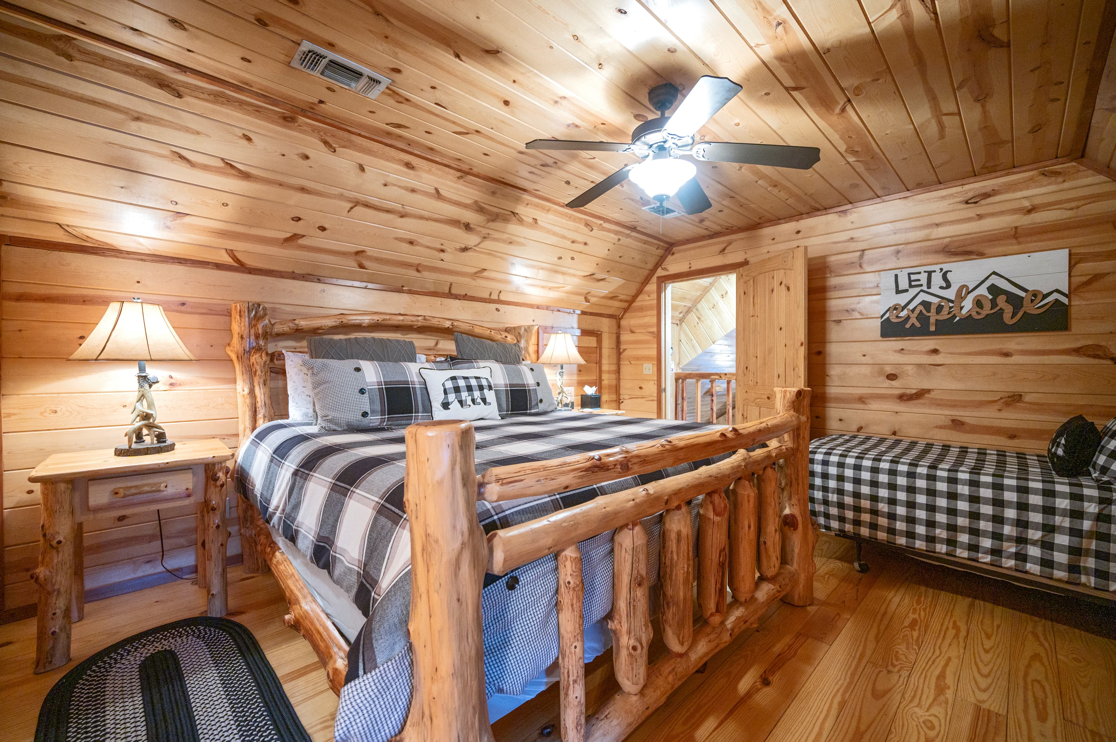 Upstairs bedroom, king bed, twin bed