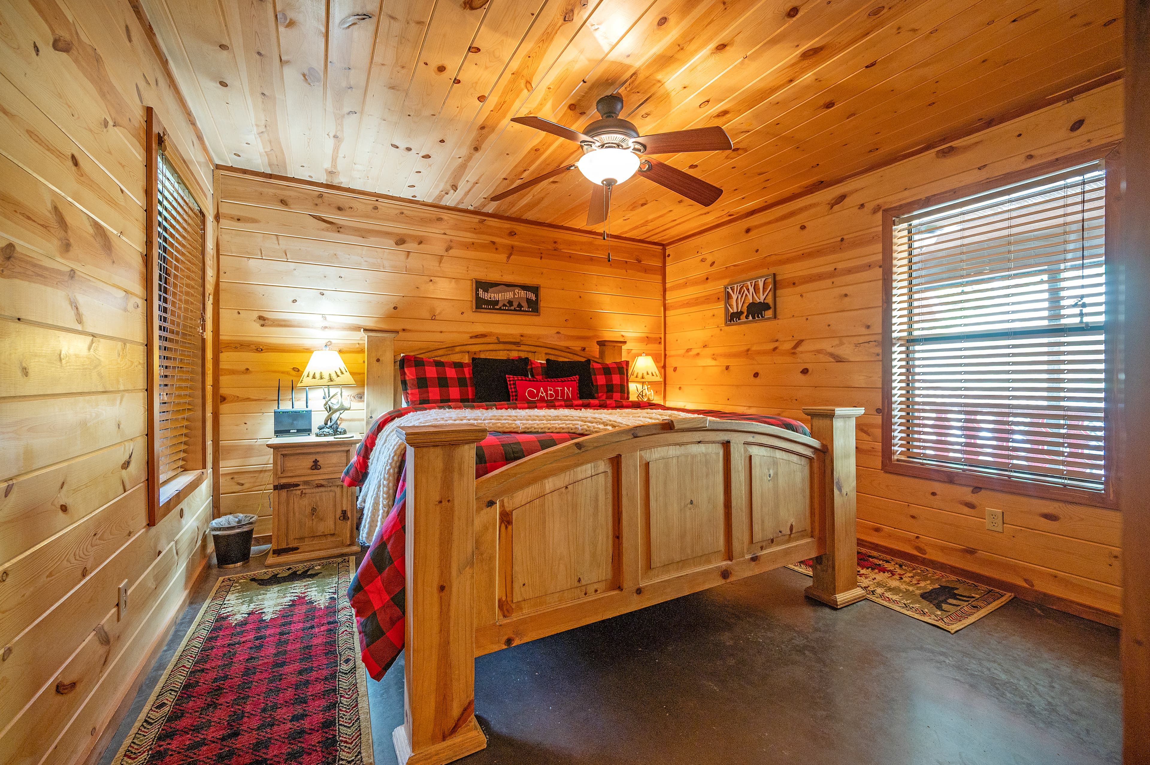 King bedroom, side tables, lamps