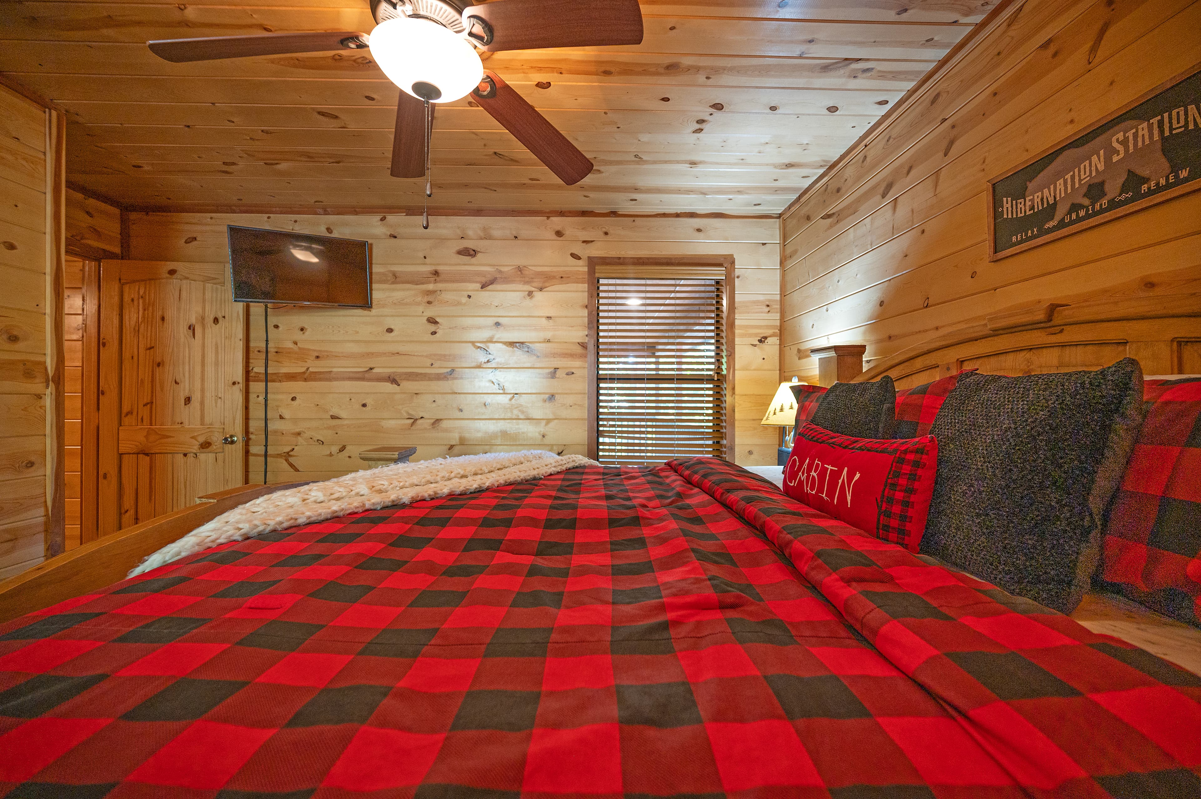 King bedroom with side table, lamp, TV
