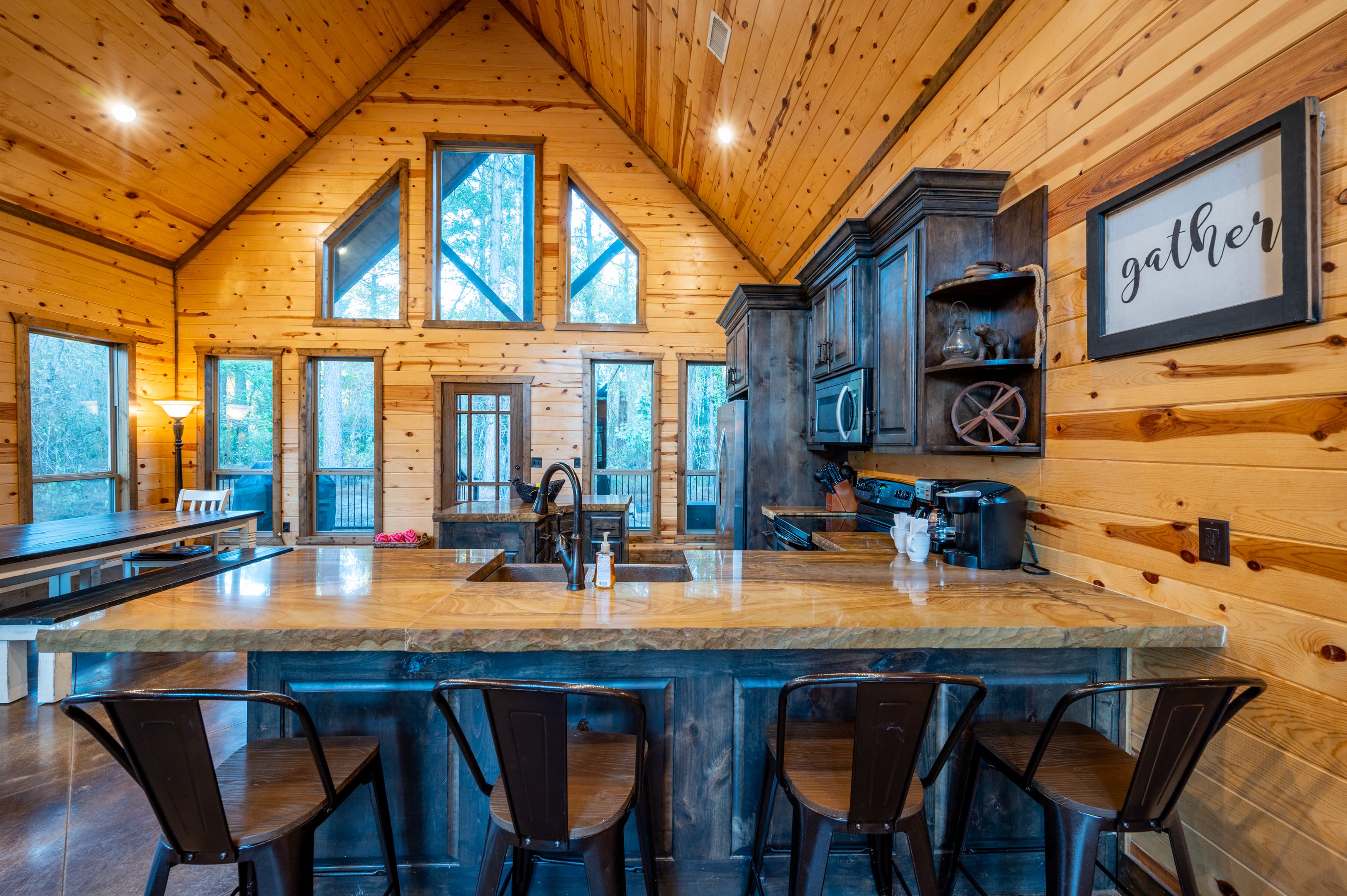 Kitchen bar with 4 stools