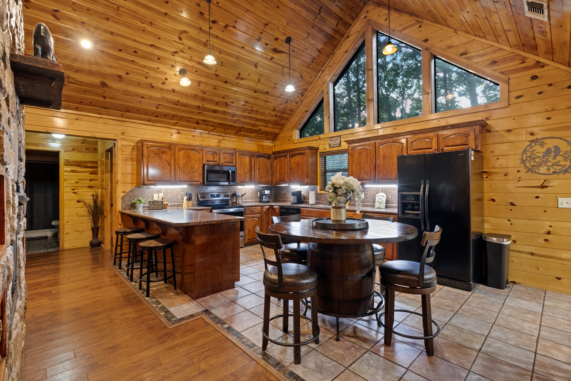 Full kitchen with a 2nd kitchen table for 4