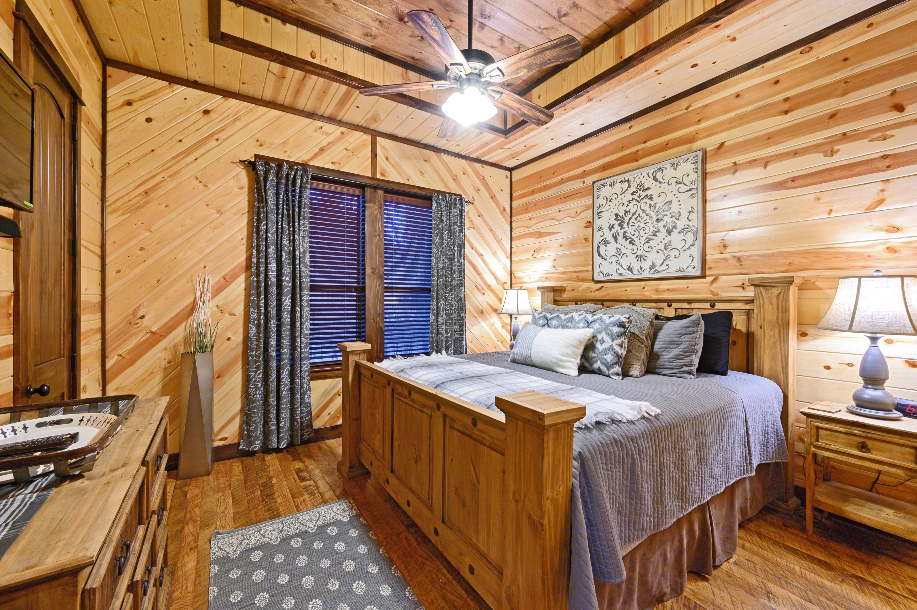 king bedroom with side tables and lamps