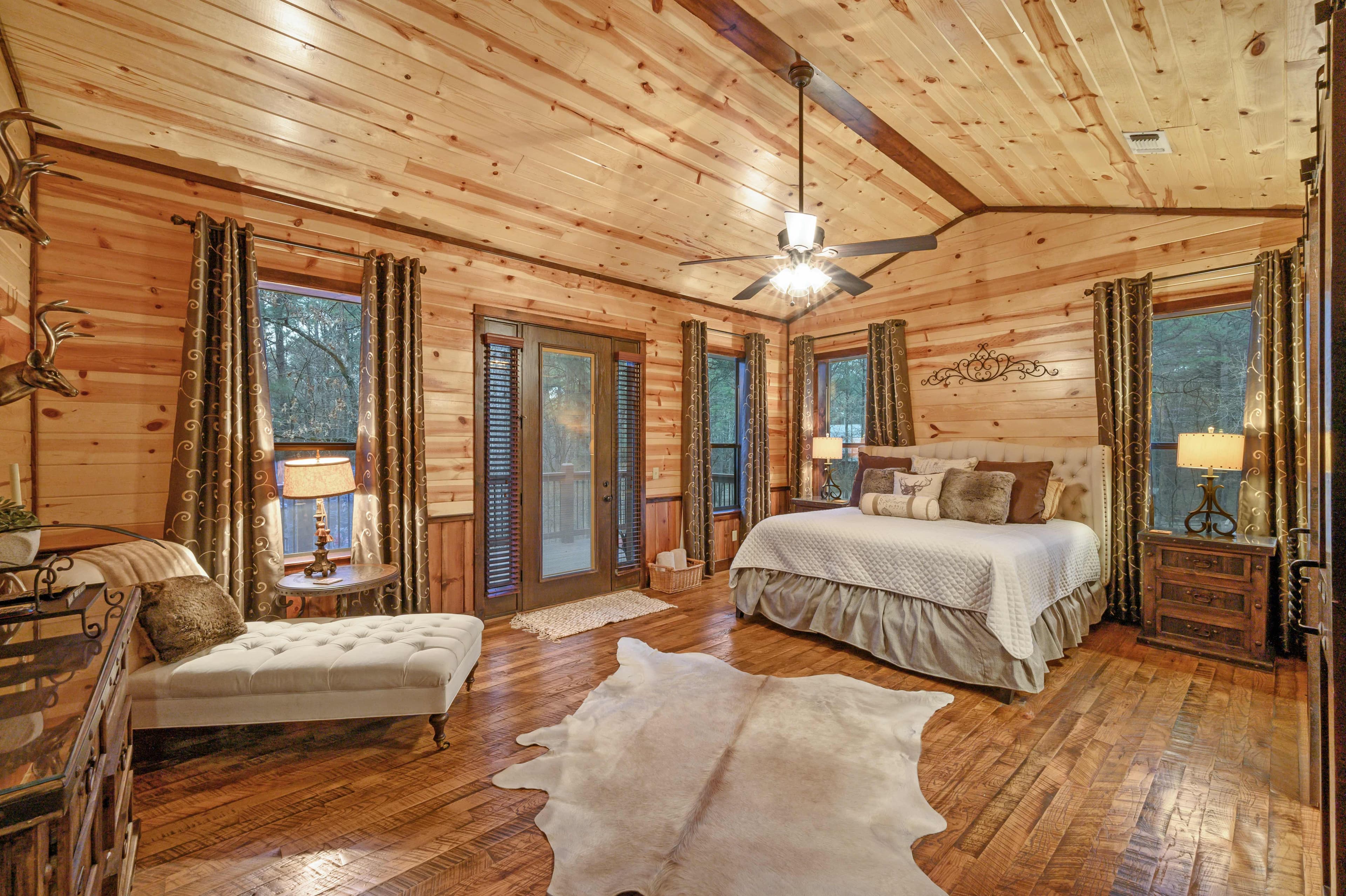 king large bedroom with chaise lounge, side tables, and lamps