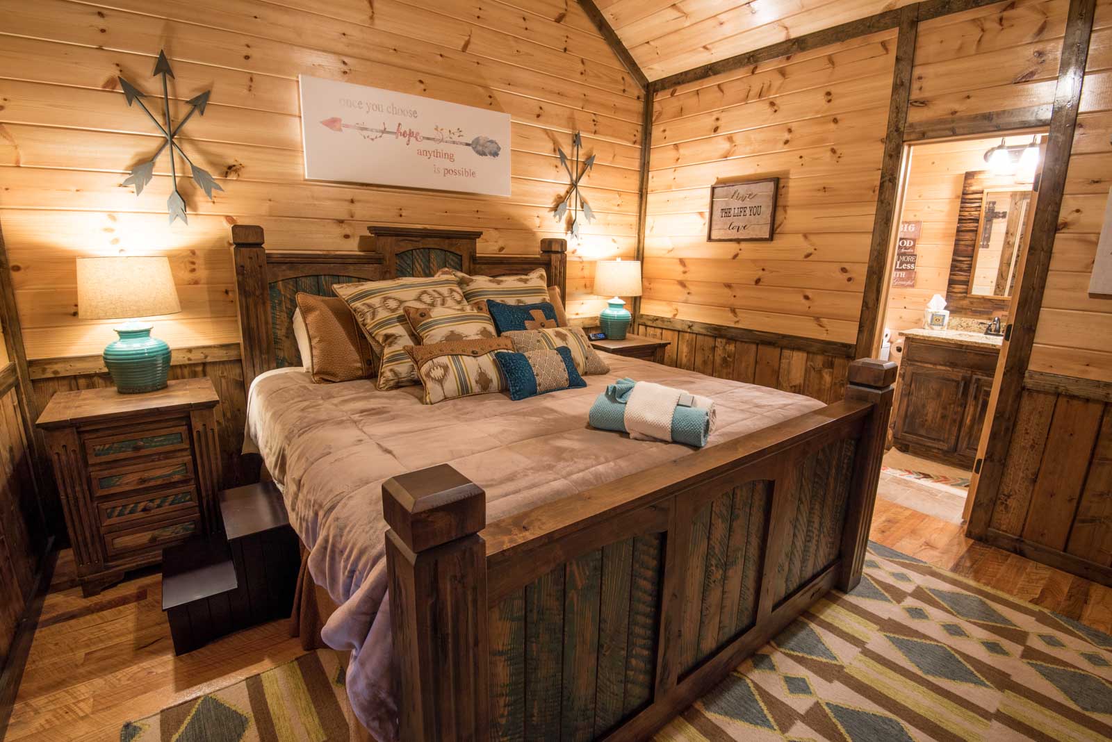 king bedroom, side tables and lamps