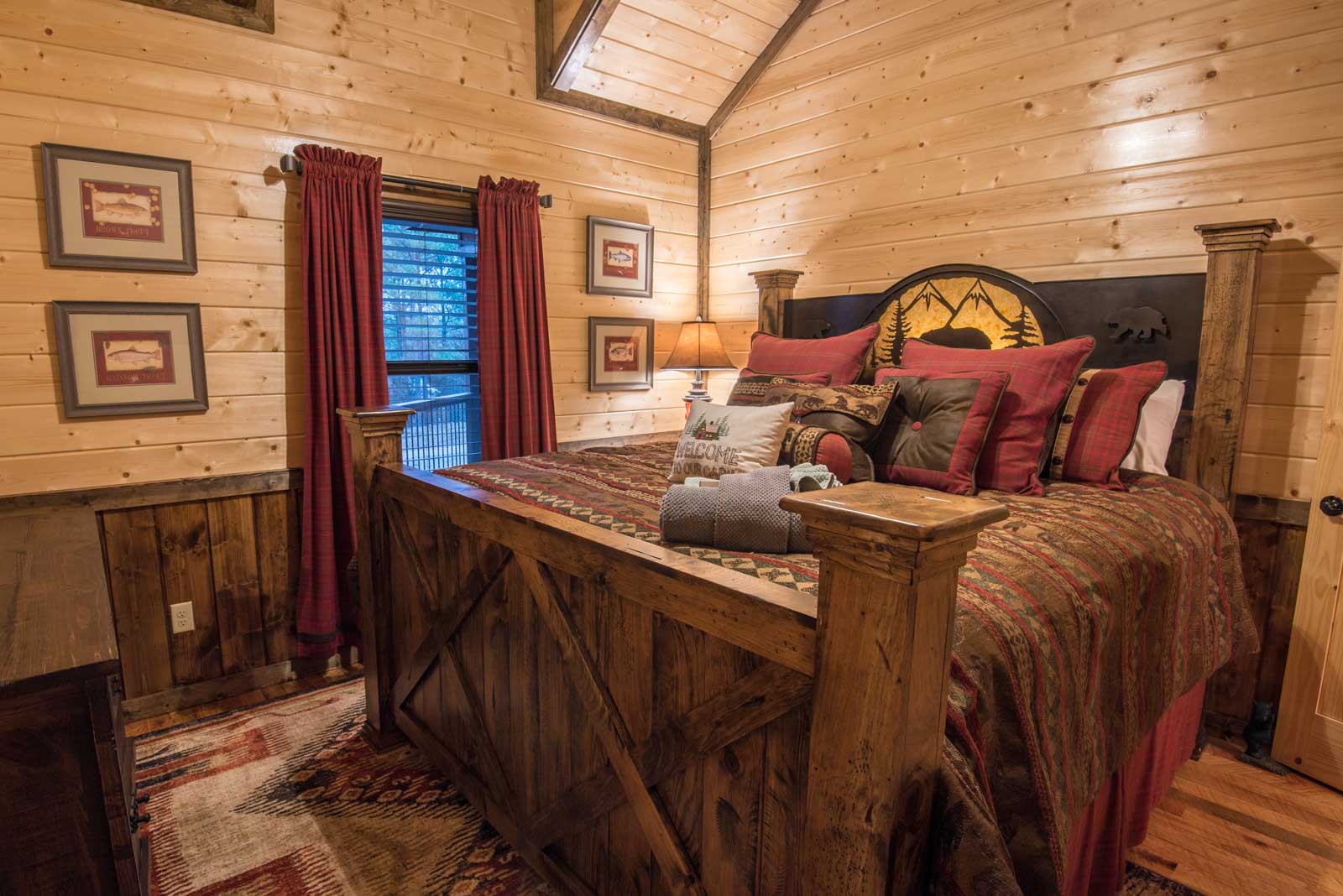 king bedroom, side table with lamp