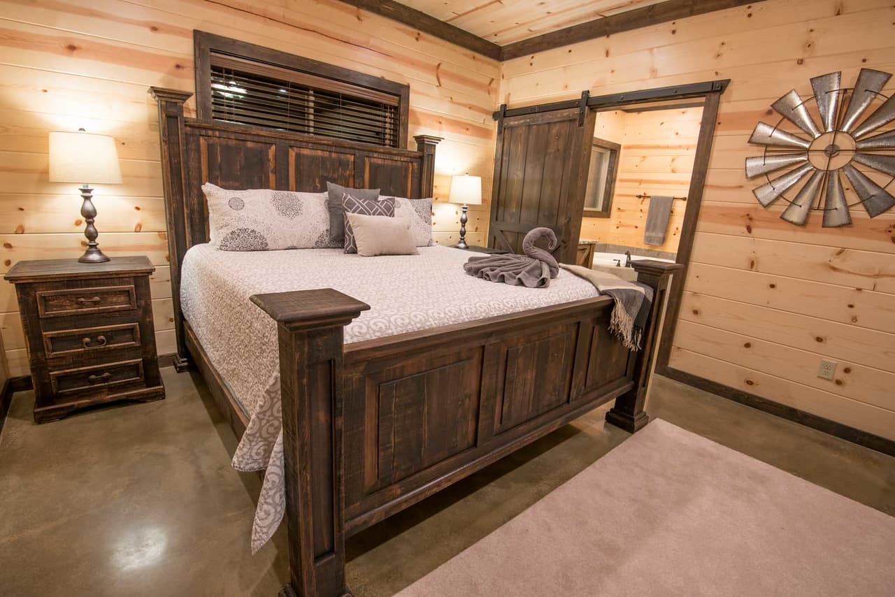 2nd King bedroom side tables and lamp