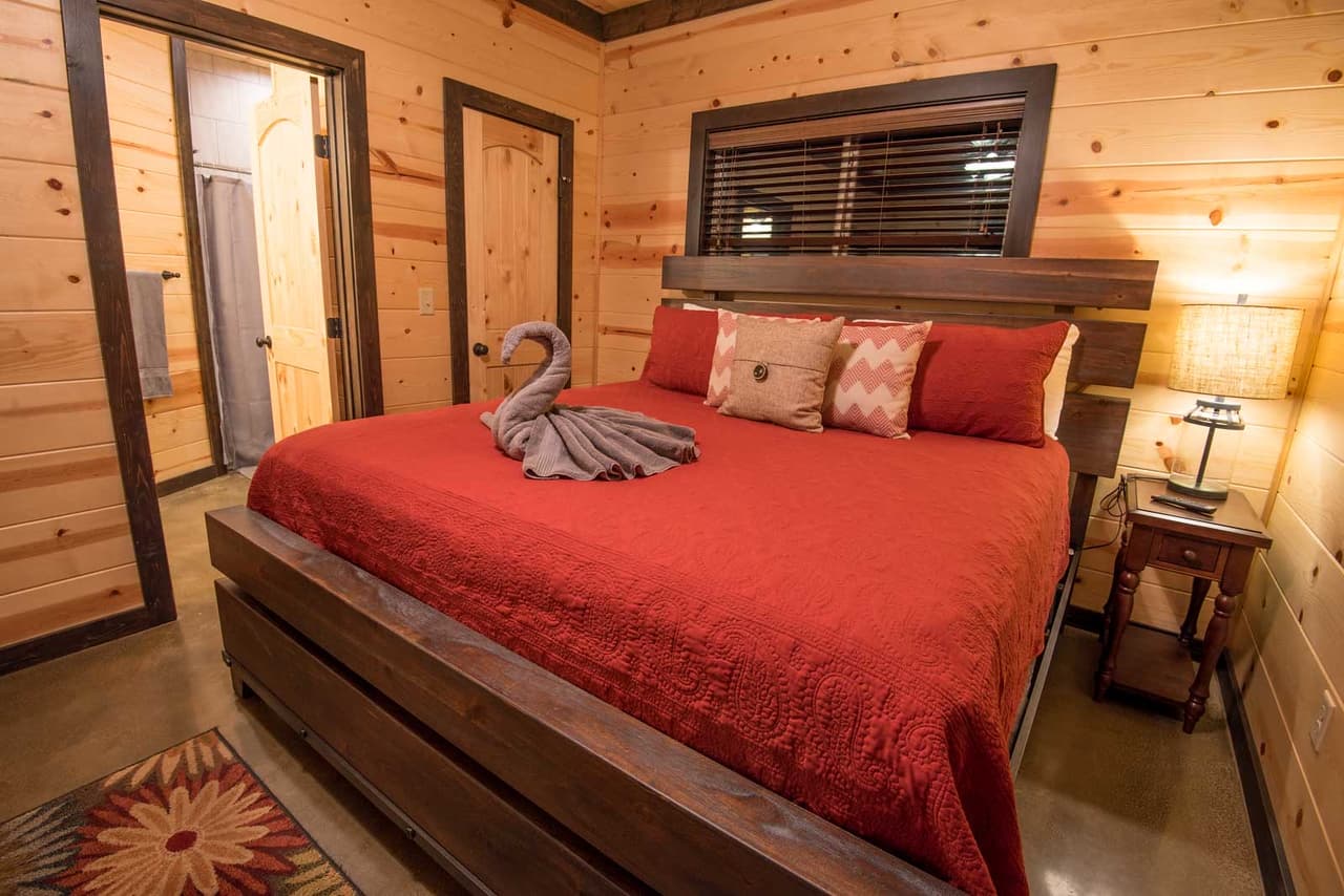 3rd King bedroom, side table, lamp