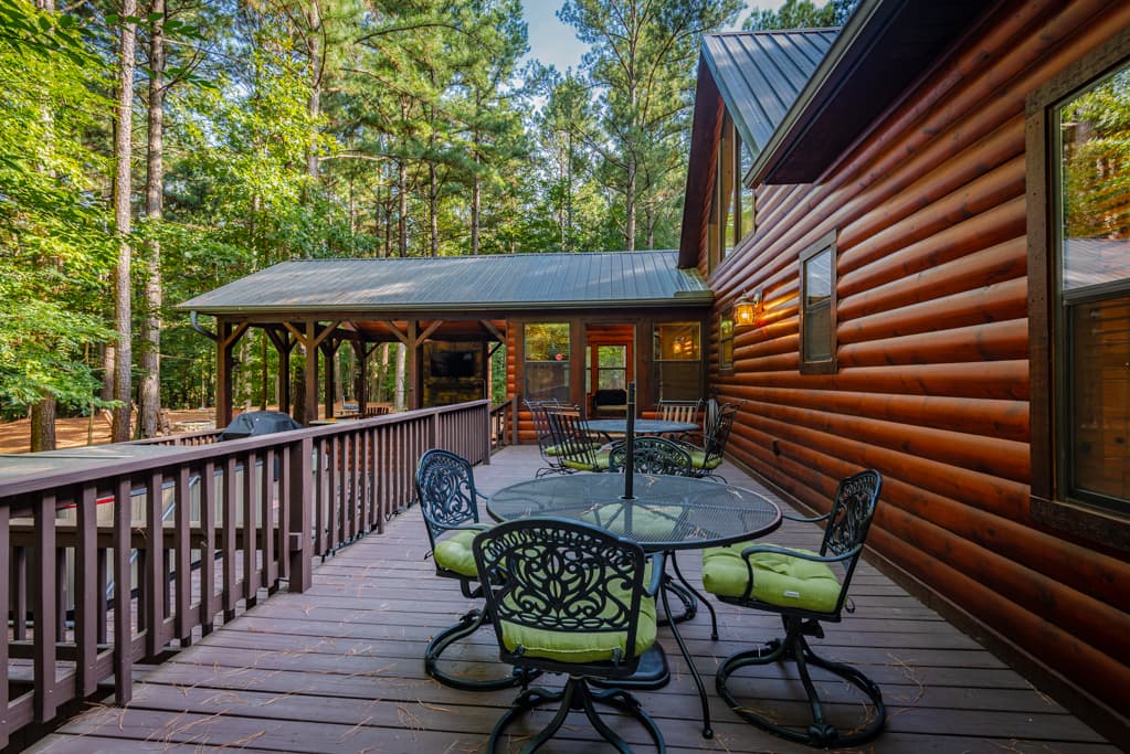 Uncovered patio with table and 4 chairs
