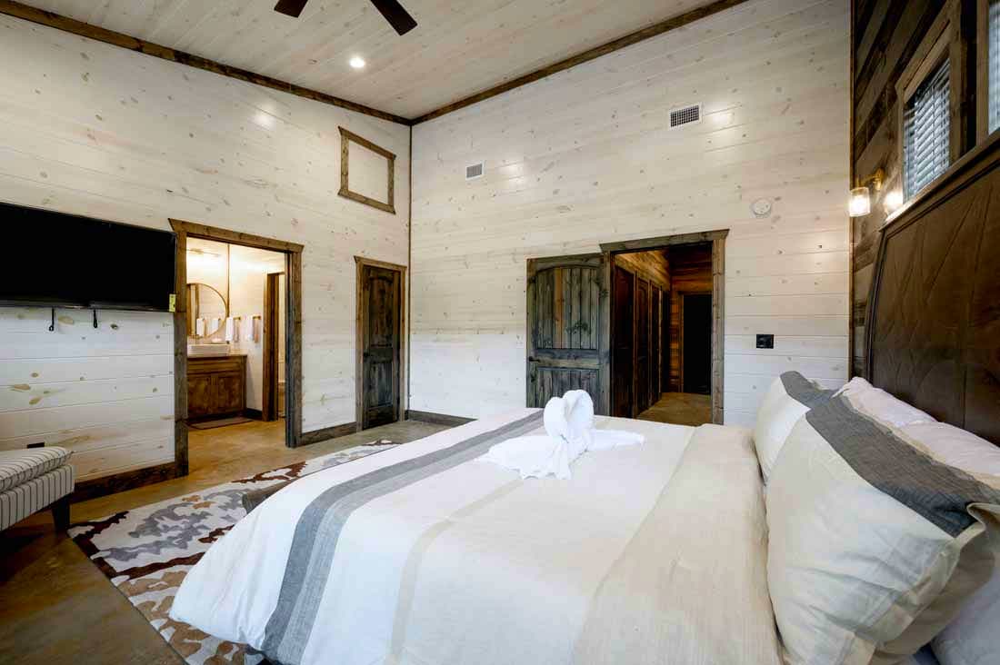 king bedroom with tv