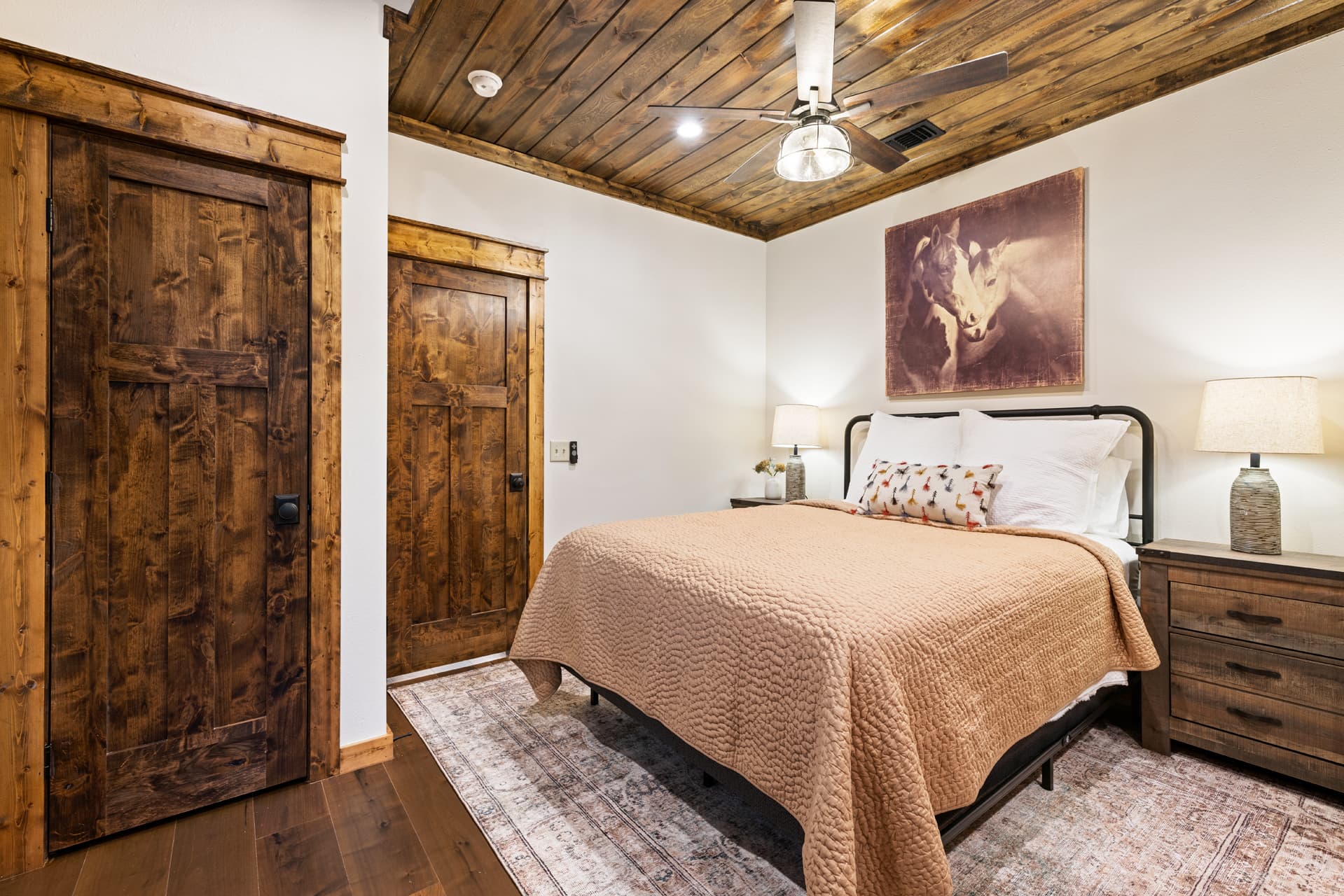 upstairs king bedroom, side tables, lamps