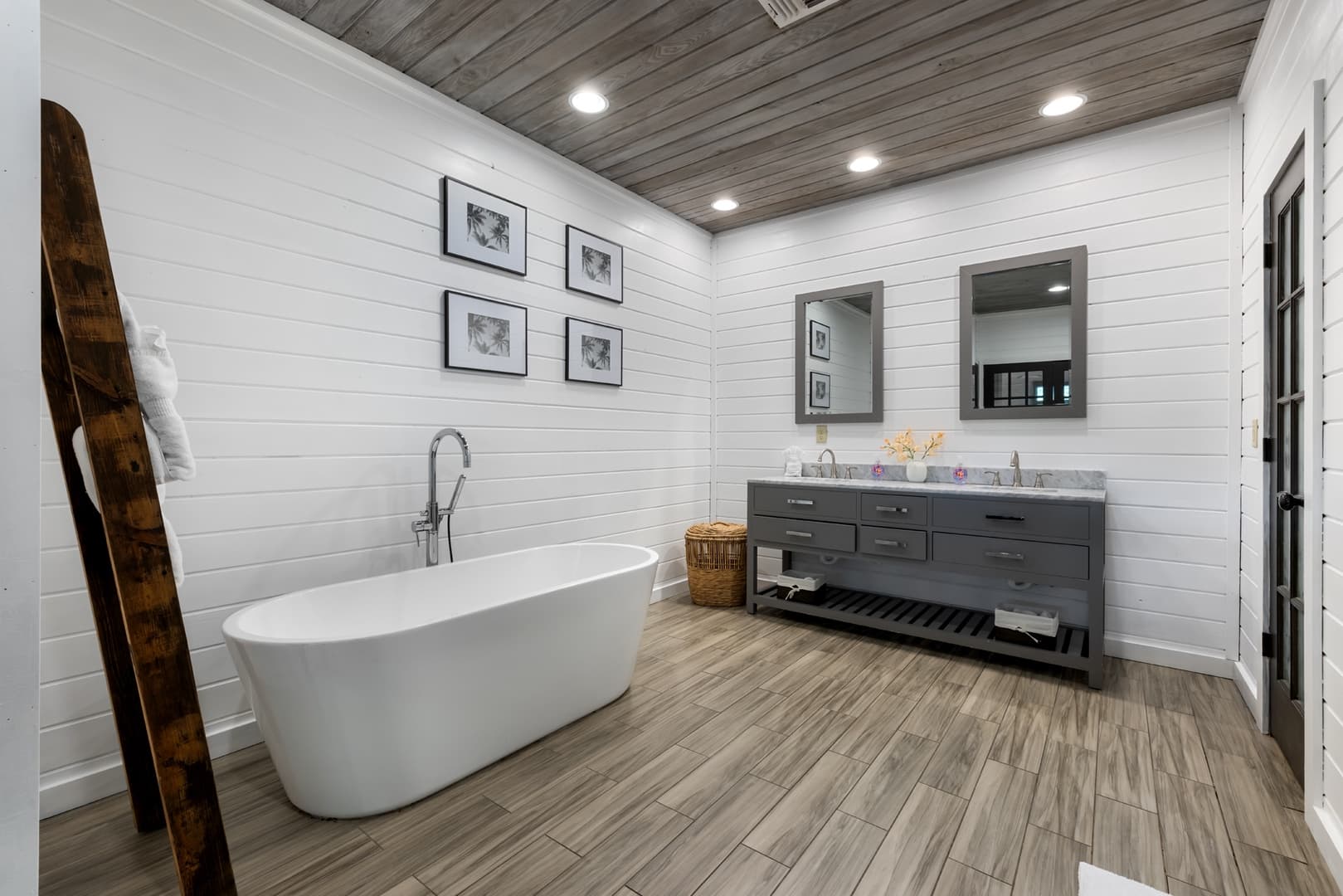 Bathroom tub, sinks, modern art