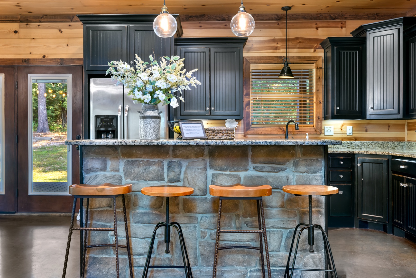 Kitchen bar with 4 stools