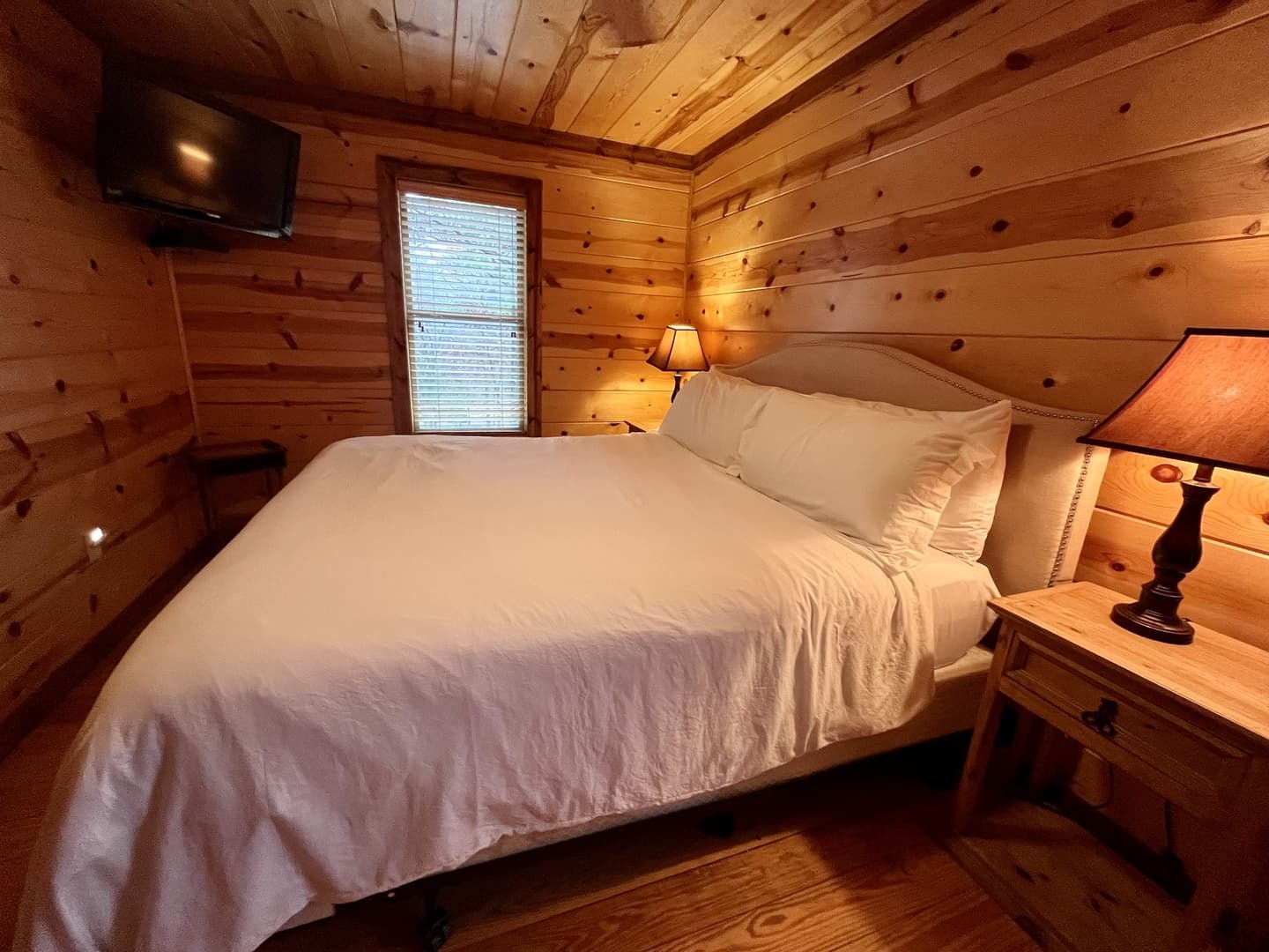 King bedroom with TV, tables, & lamps