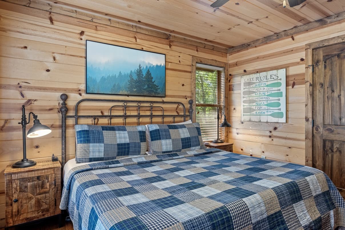 King Bedroom, side tables and lamps