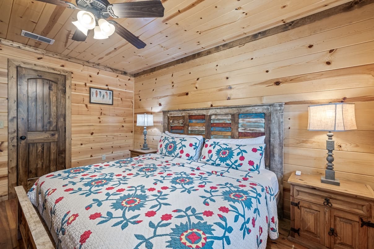 King bedroom, side tables and lamps