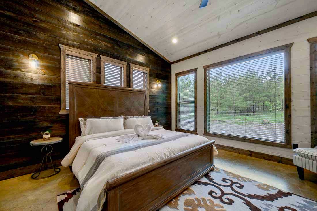 king bedroom downstairs, side tables, wall lights