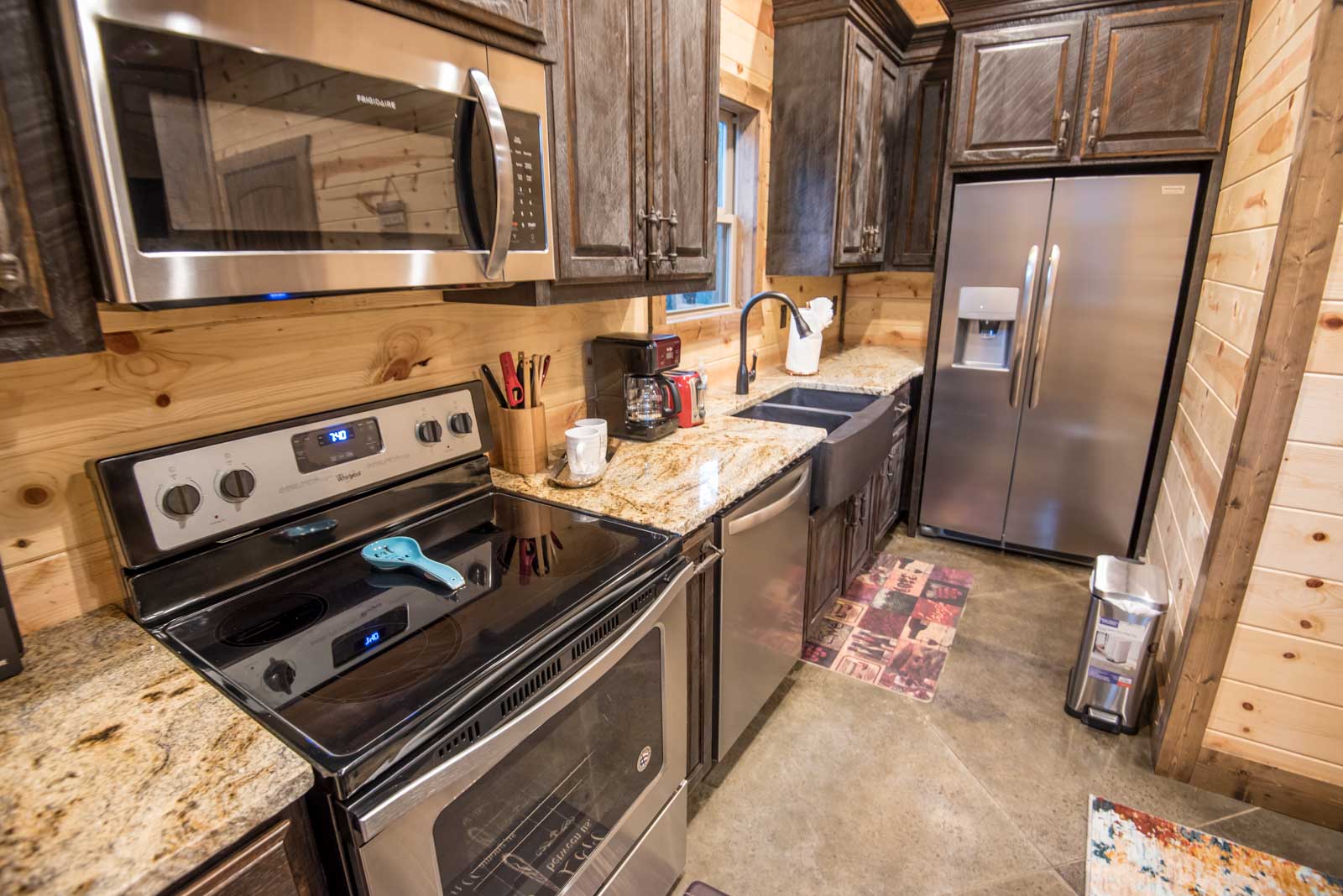 Full Kitchen w/Oven, Microwave, Dishwasher, & Fridge