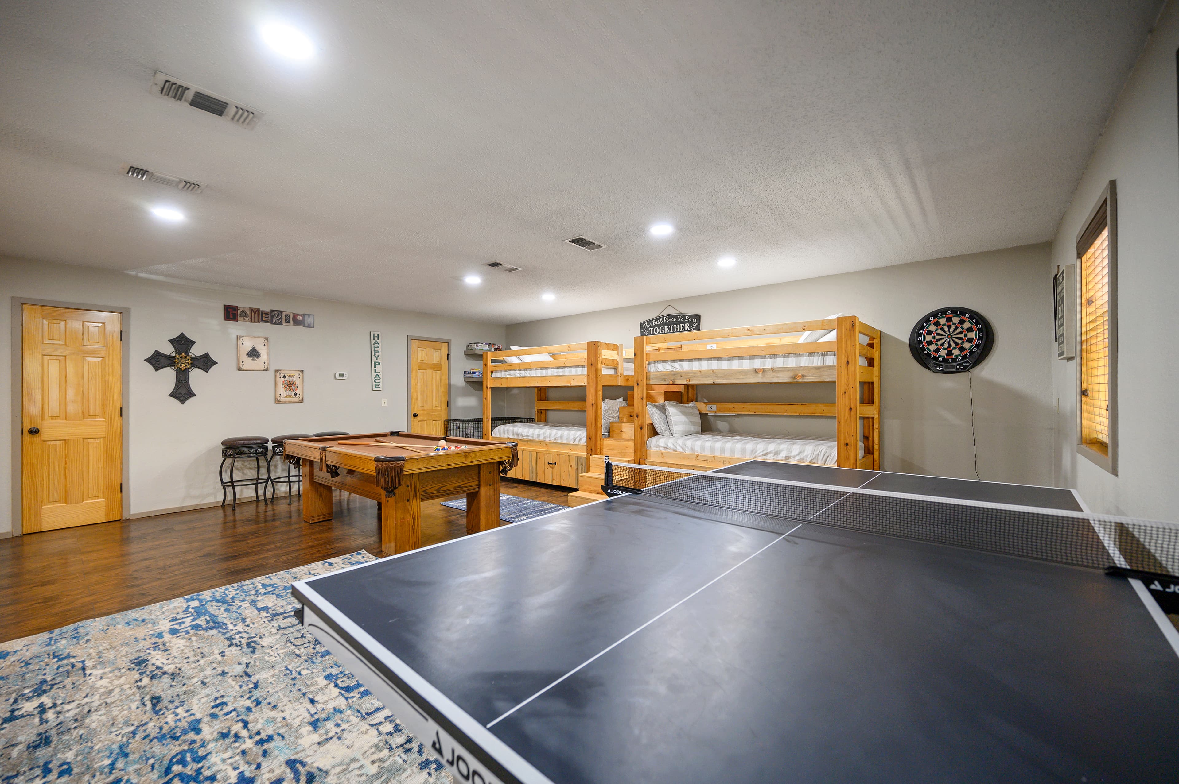Air hockey table
