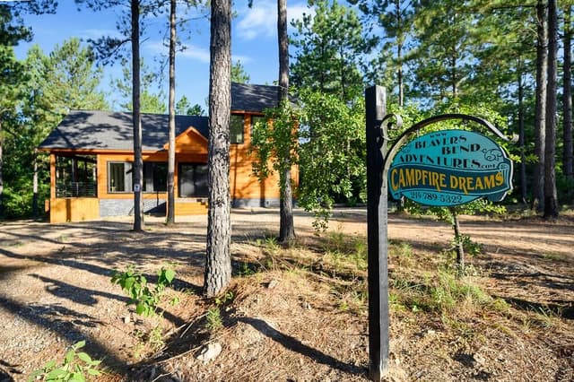 A Beavers Bend cabin rental found close to Oklahoma landmarks.