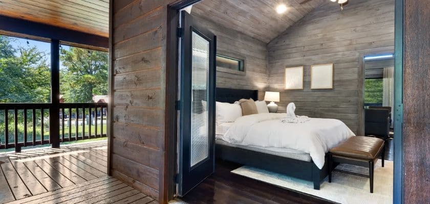 romantic bedroom and deck in loving life cabin at beavers bend adventures