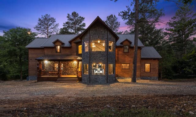 A large Hochatown cabin to accommodate groups hosting events in Oklahoma.