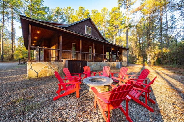 The outdoor space of a cabin in Oklahoma to reserve for a fall getaway.