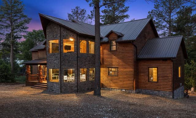 The exterior of one of the top cabins to rent in Hochatown.