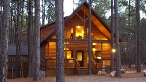 The exterior of one of the pet friendly cabins in Broken Bow from Beavers Bend Adventures.