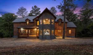A large Hochatown cabin to accommodate groups hosting events in Oklahoma. 